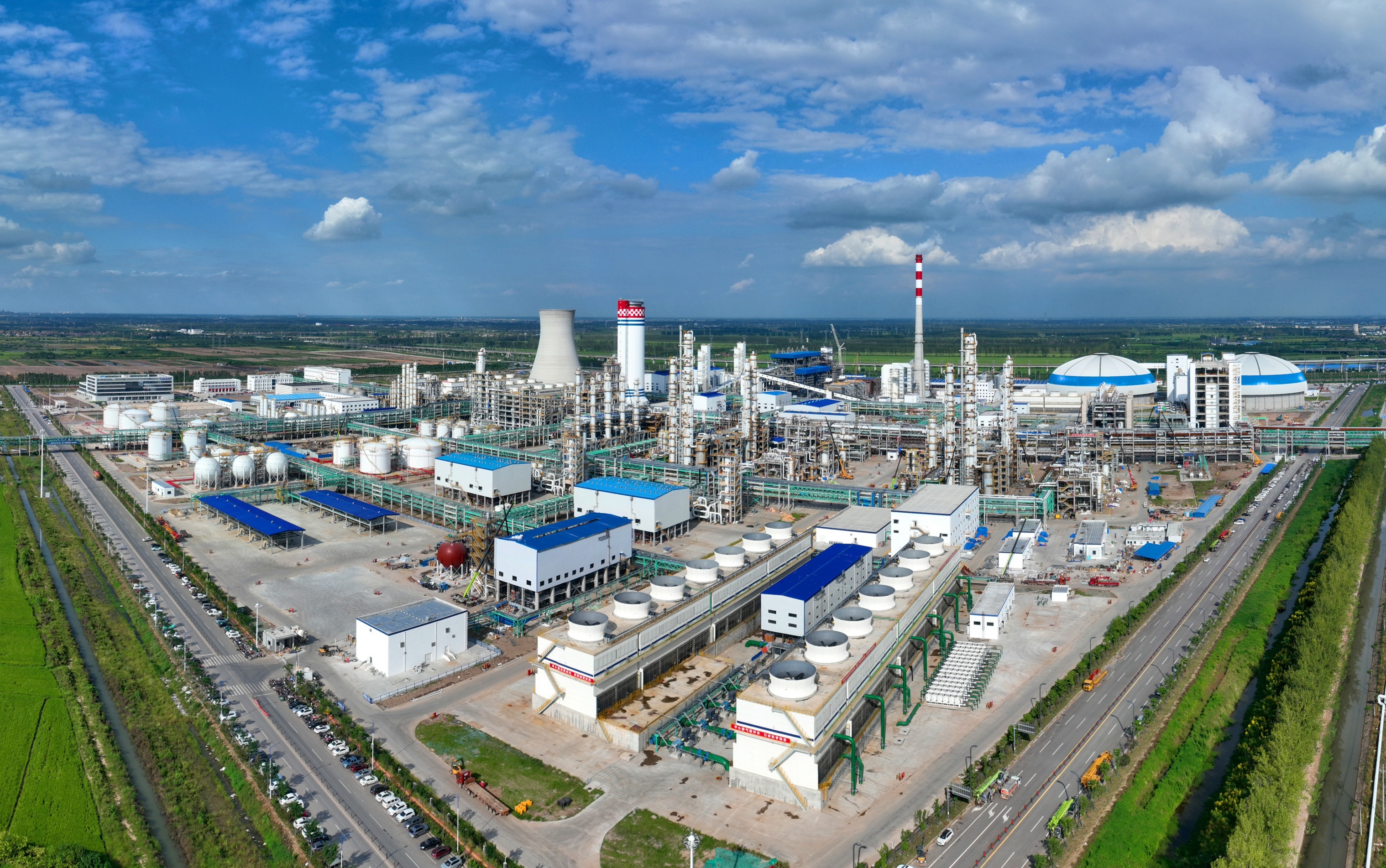 “五新”動(dòng)能齊發(fā)力 華魯集團(tuán)上半年?duì)I收利潤實(shí)現(xiàn)兩位數(shù)“雙增長”-1.jpg