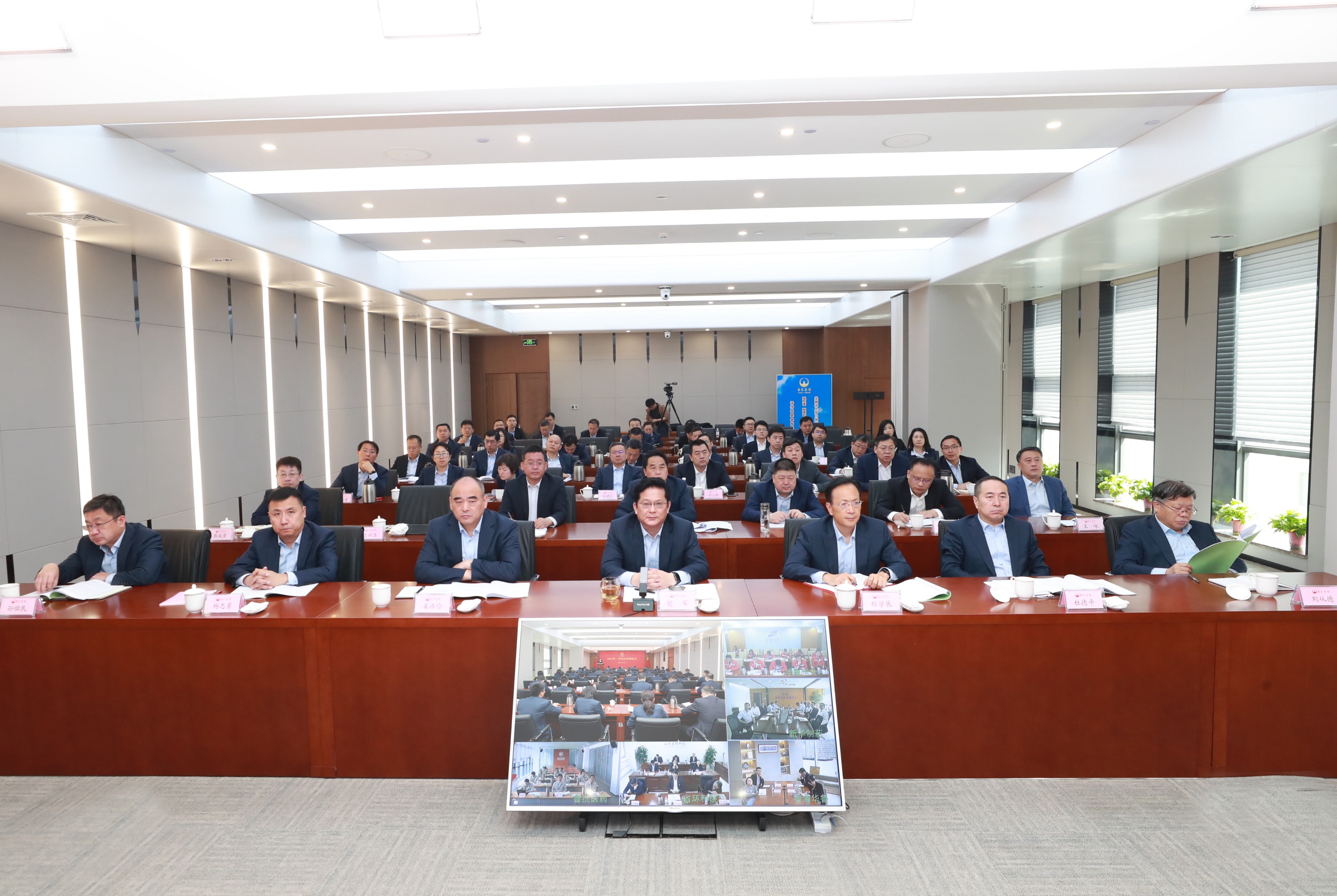 奮戰(zhàn)二季度 確?！半p過半”“雙增長” ——華魯集團(tuán)召開2024年一季度經(jīng)營調(diào)度會-2.jpg