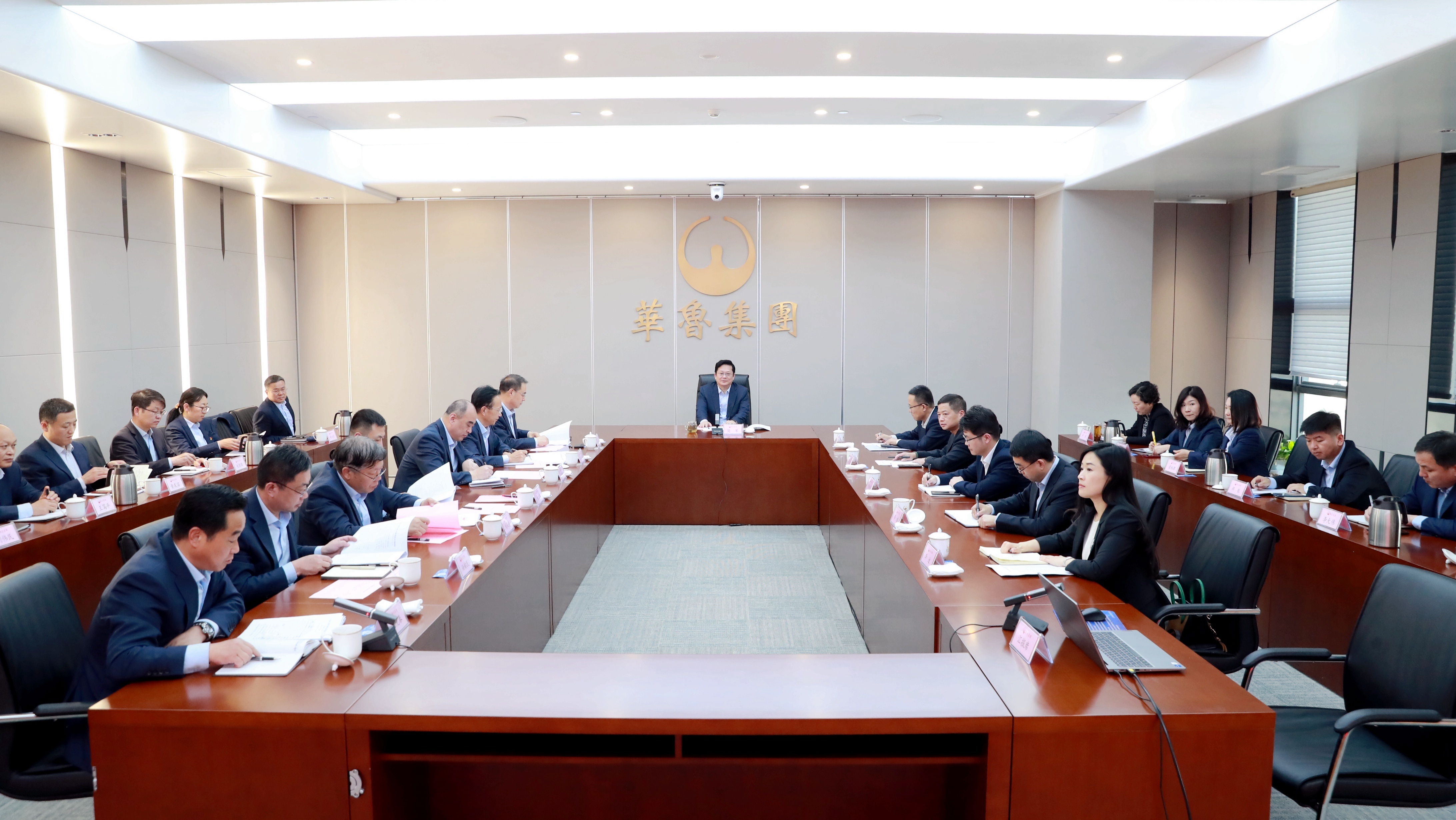 圍繞中心 服務(wù)大局 提升價(jià)值 華魯集團(tuán)召開(kāi)董事會(huì)秘書(shū)述職述廉會(huì)-2.jpg