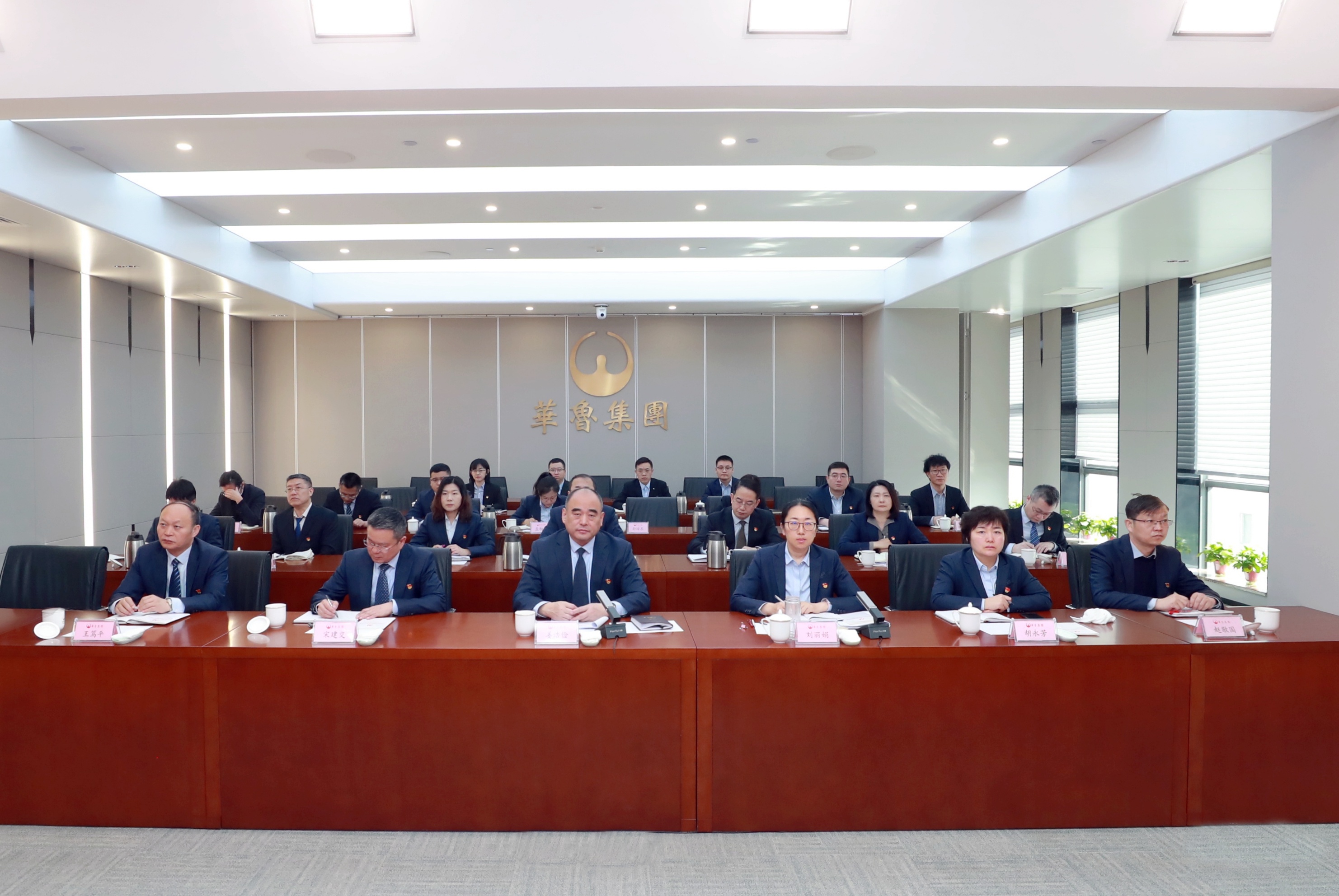 華魯集團(tuán)召開2024年第一期廉政講堂暨 一季度紀(jì)檢監(jiān)察工作會(huì)議-2.jpg